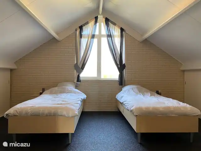 Bargereed 27 huren in Nederland, Friesland, Tzummarum - vakantiehuis Grote slaapkamer op de bovenverdieping aan de voorzijde van het huis