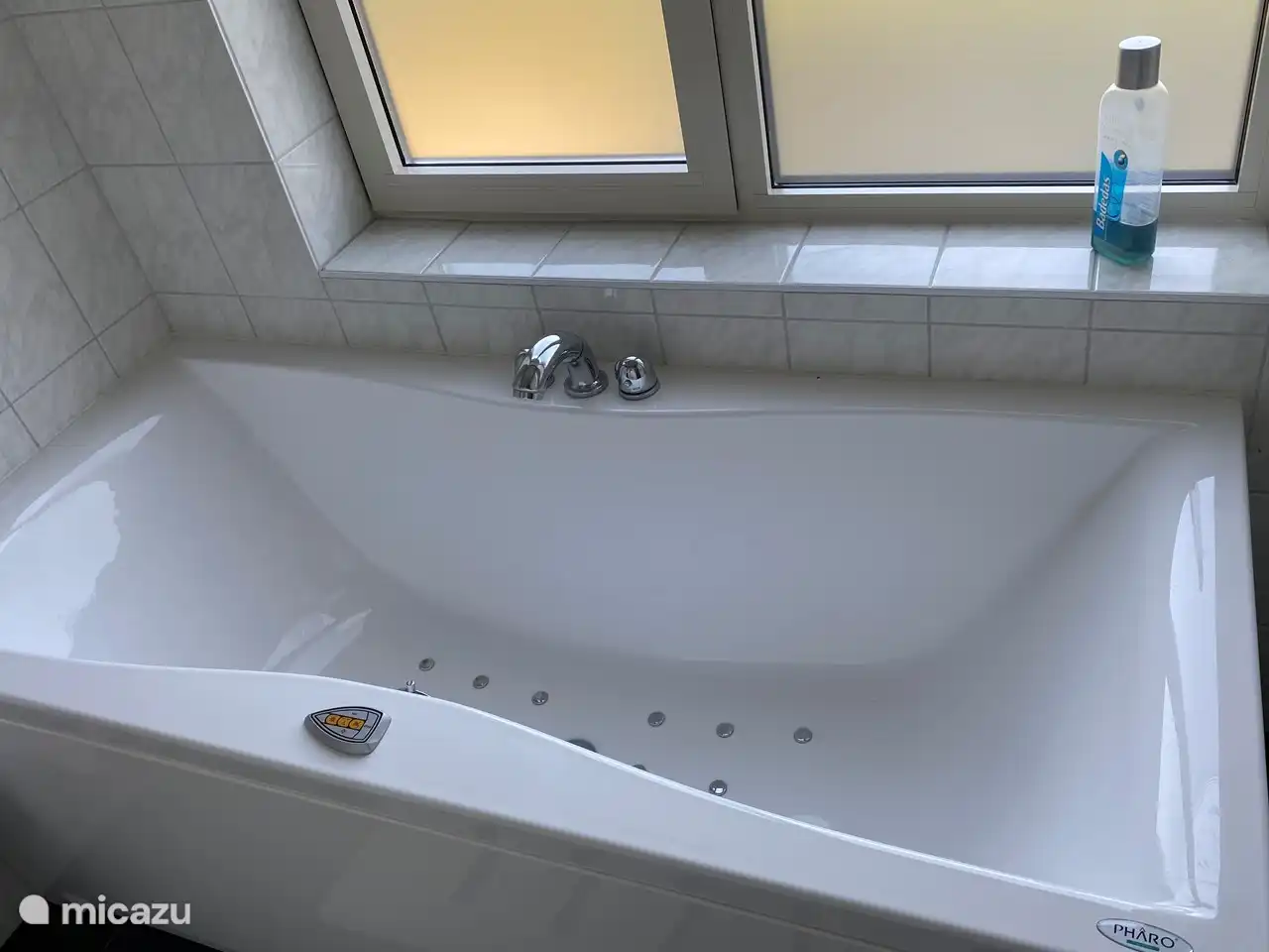 Schönes Schaumbad im Bad