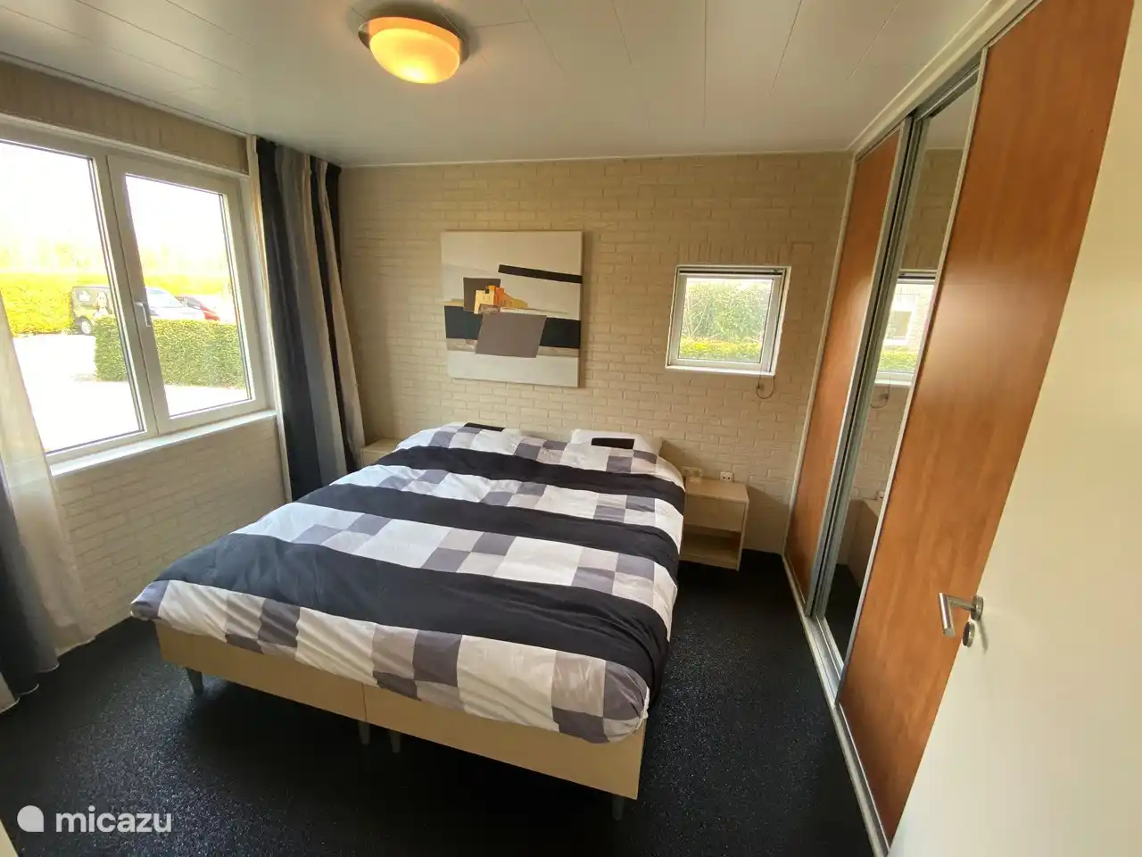 Schlafzimmer im Erdgeschoss mit geräumigem Schrank.