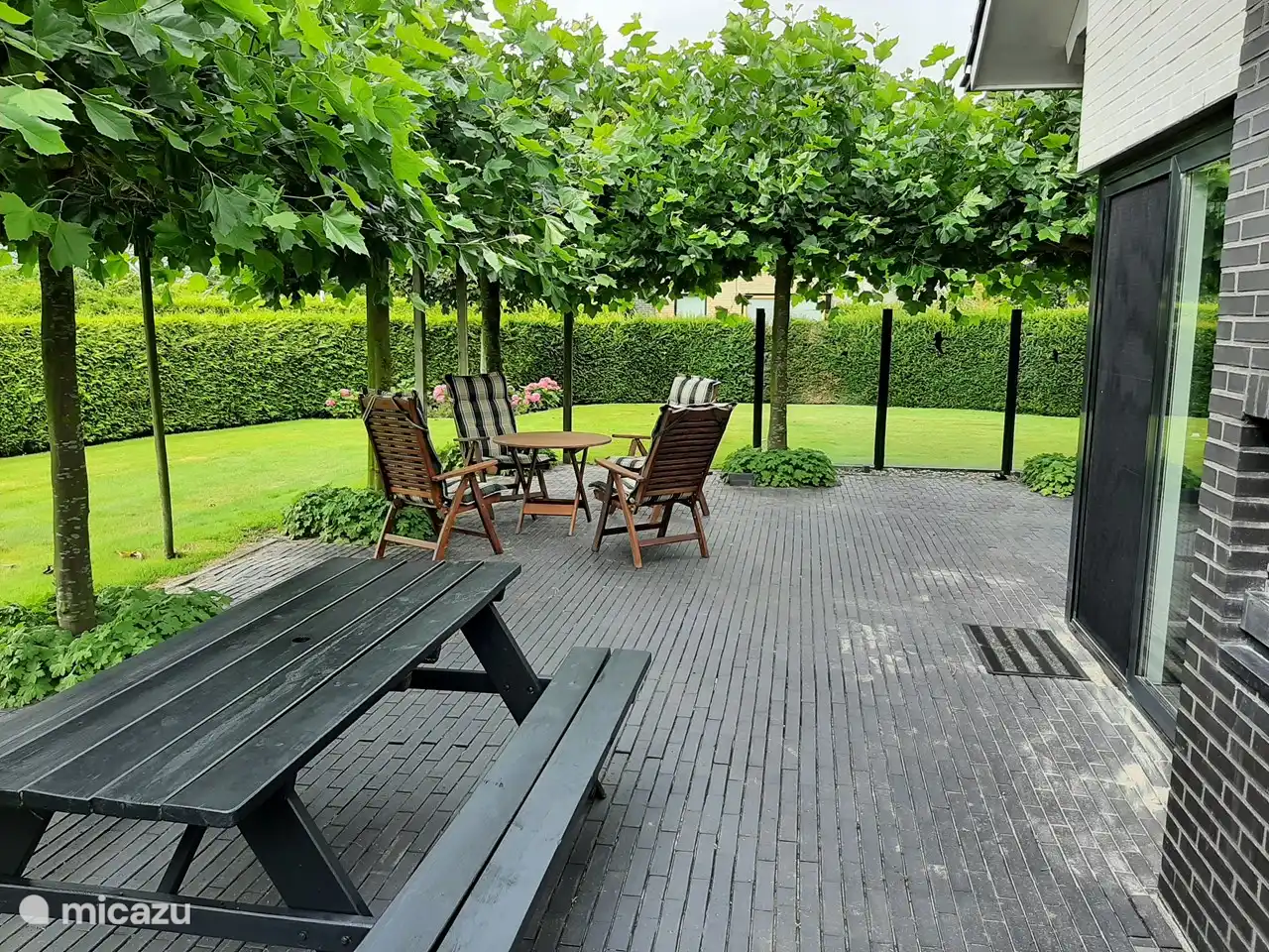 Vollständig eingezäunter Garten mit Schatten durch Dachflächen