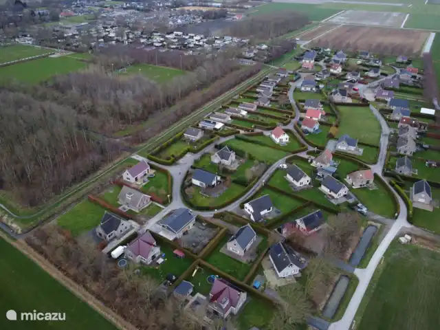 Bargereed 27 huren in Nederland, Friesland, Tzummarum - vakantiehuis Luchtfoto park. Woning in de bocht is nummer B27.