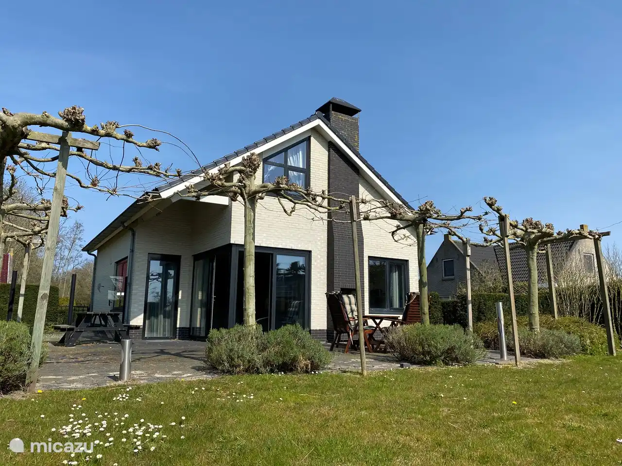 Haus, vom Garten aus gesehen.