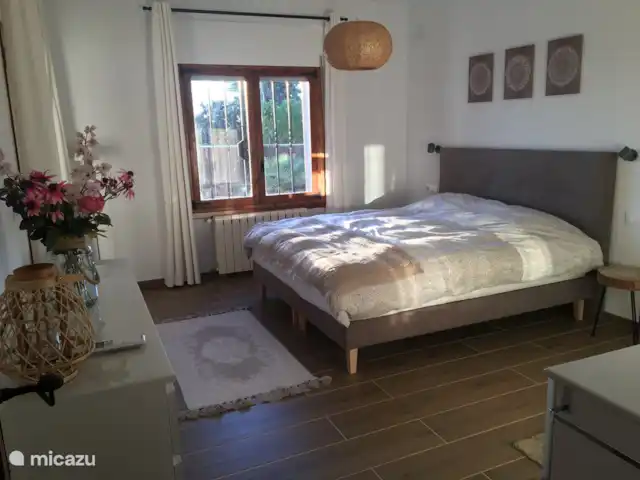 Villa Uno Más en España, Costa Blanca, Moraira - villa Amplio y soleado dormitorio con somier (180x200), aire acondicionado, plato de ducha y lavabo