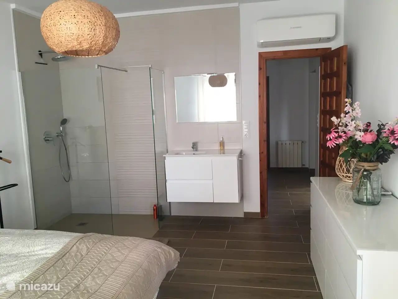 Die ebenerdige Dusche und das Waschbecken