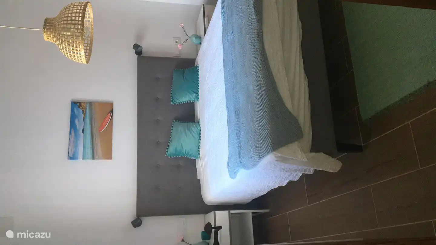 Zweites Schlafzimmer mit Boxspring (160x200) und Klimaanlage