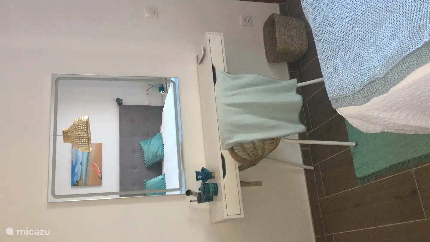 Schminktisch mit Spiegel