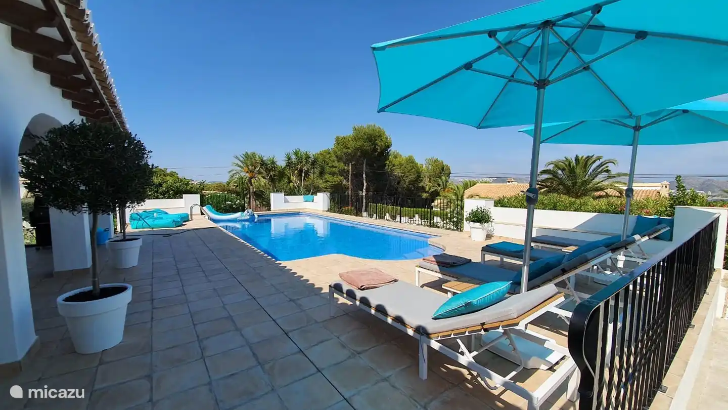 Große sonnige Terrasse am Pool