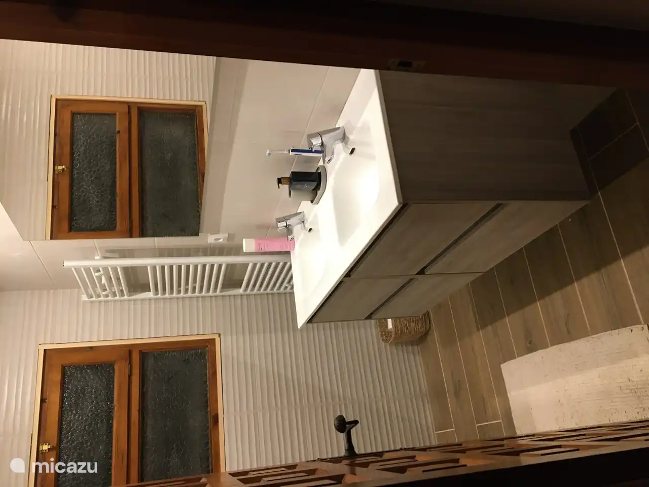 Badezimmer mit geräumigem Doppelwaschbecken