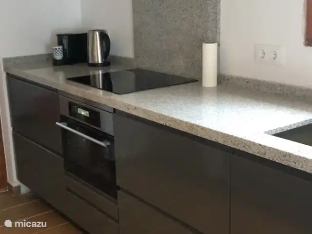 Villa Uno Más en España, Costa Blanca, Moraira - villa Amplia cocina con electrodomésticos integrados (placa de inducción, microondas combinado, frigorífico y lavavajillas)