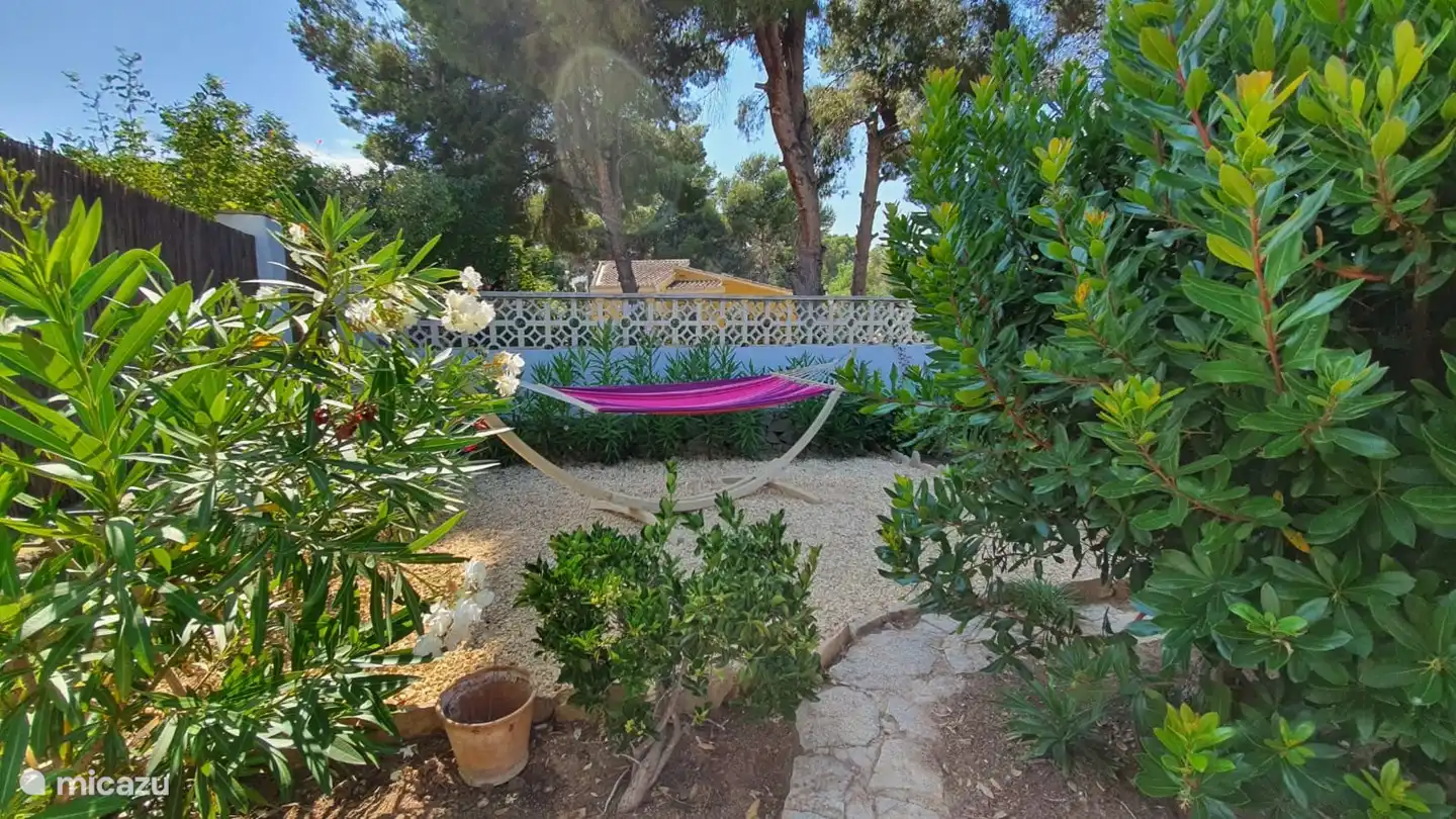 Entspannen Sie in der Hängematte in einer ruhigen Ecke des Gartens