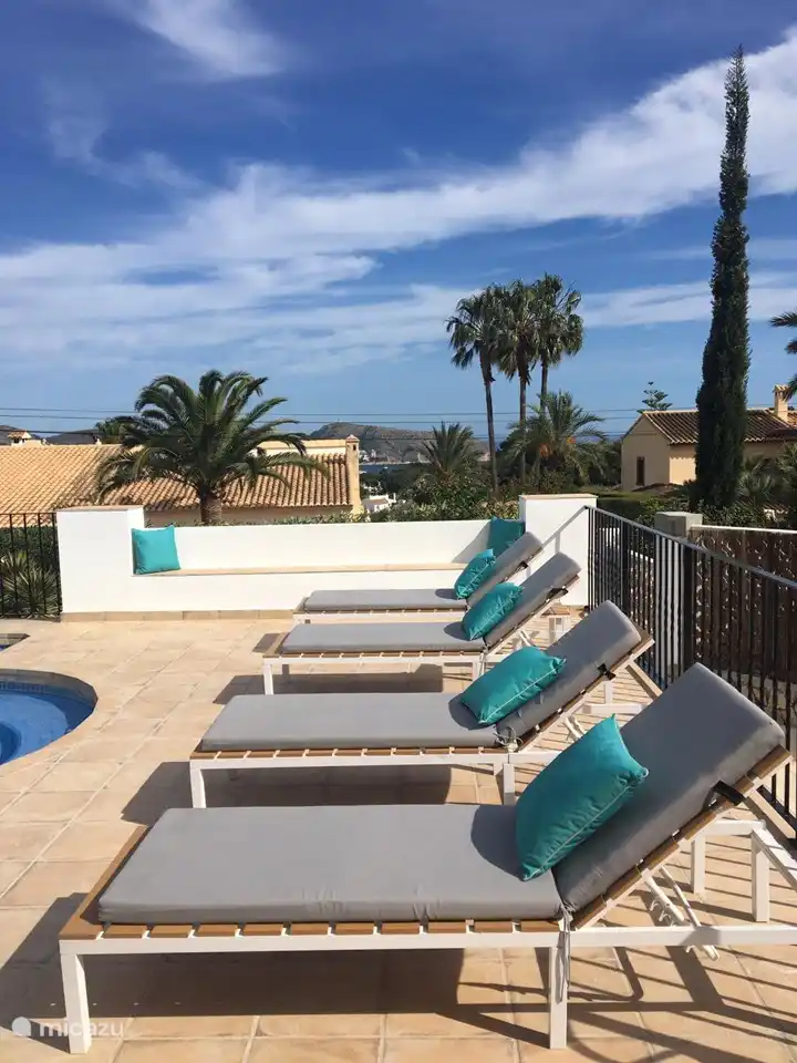 Blick auf das Meer und den Hafen von Moraira