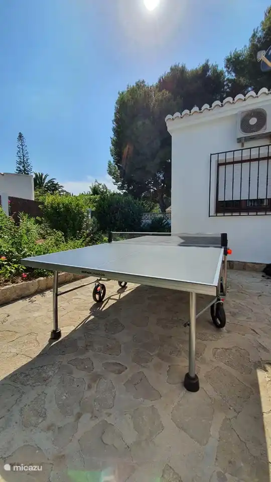 Spielen Sie Tischtennis in der Sonne und kühlen Sie sich dann im Pool ab