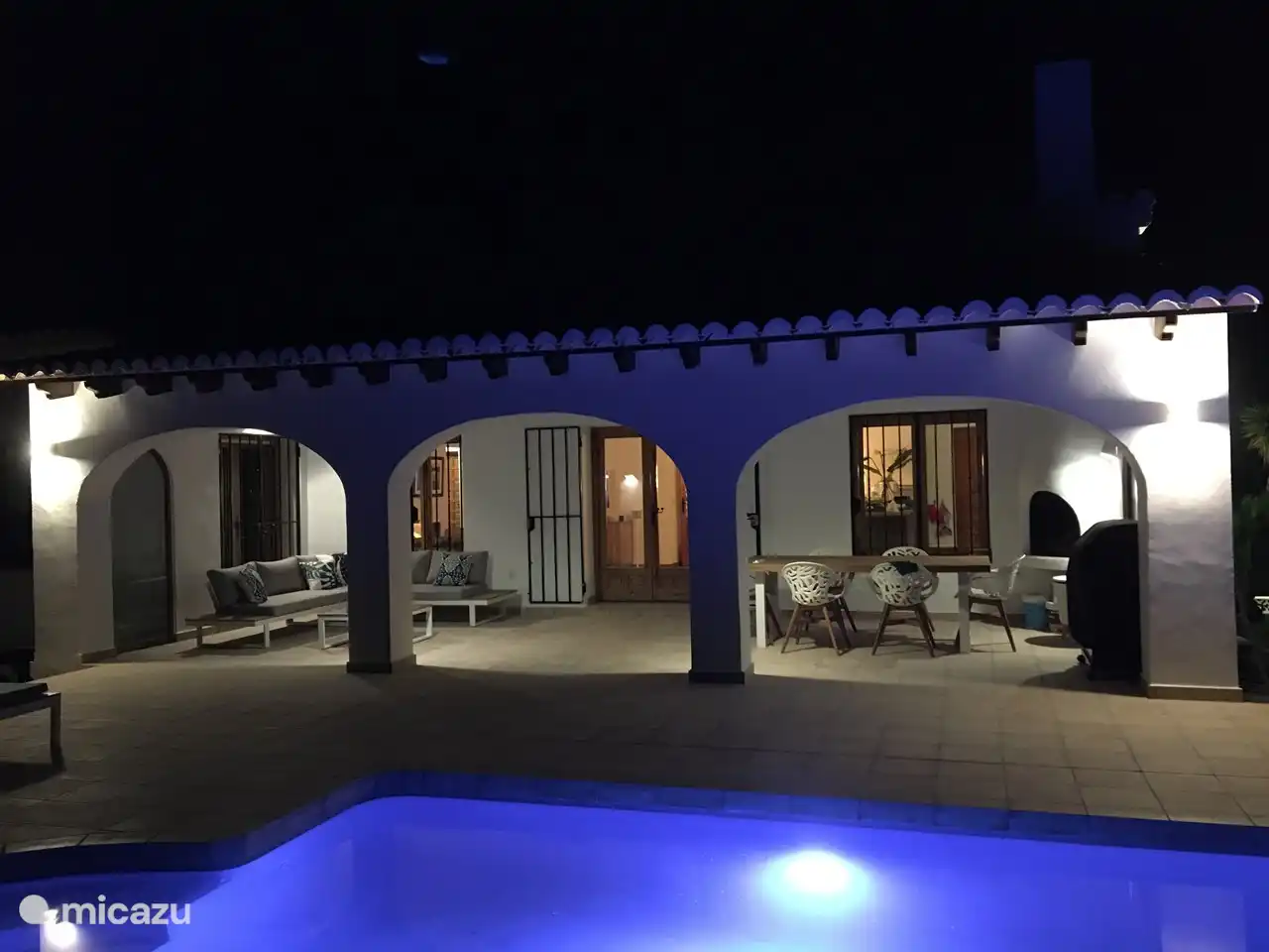 Abends sogar im beleuchteten Pool schwimmen