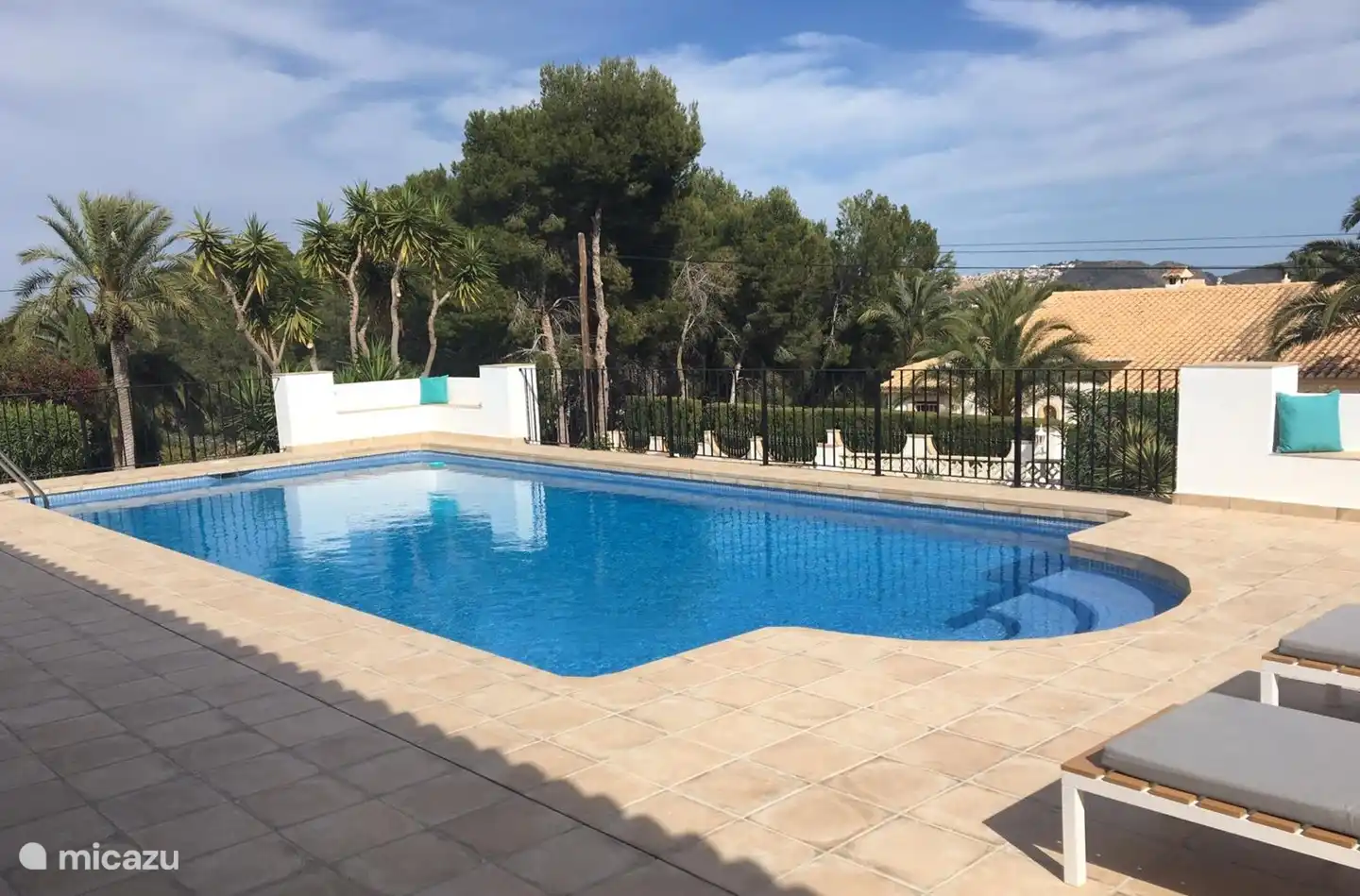 Ein schönes großes Schwimmbad!