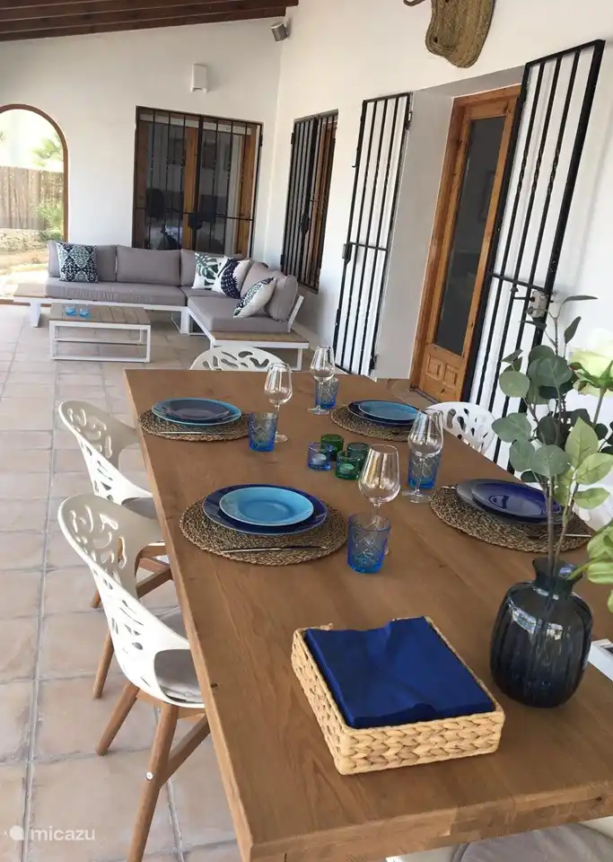 Großzügiger Esstisch für gemütliche Abendessen