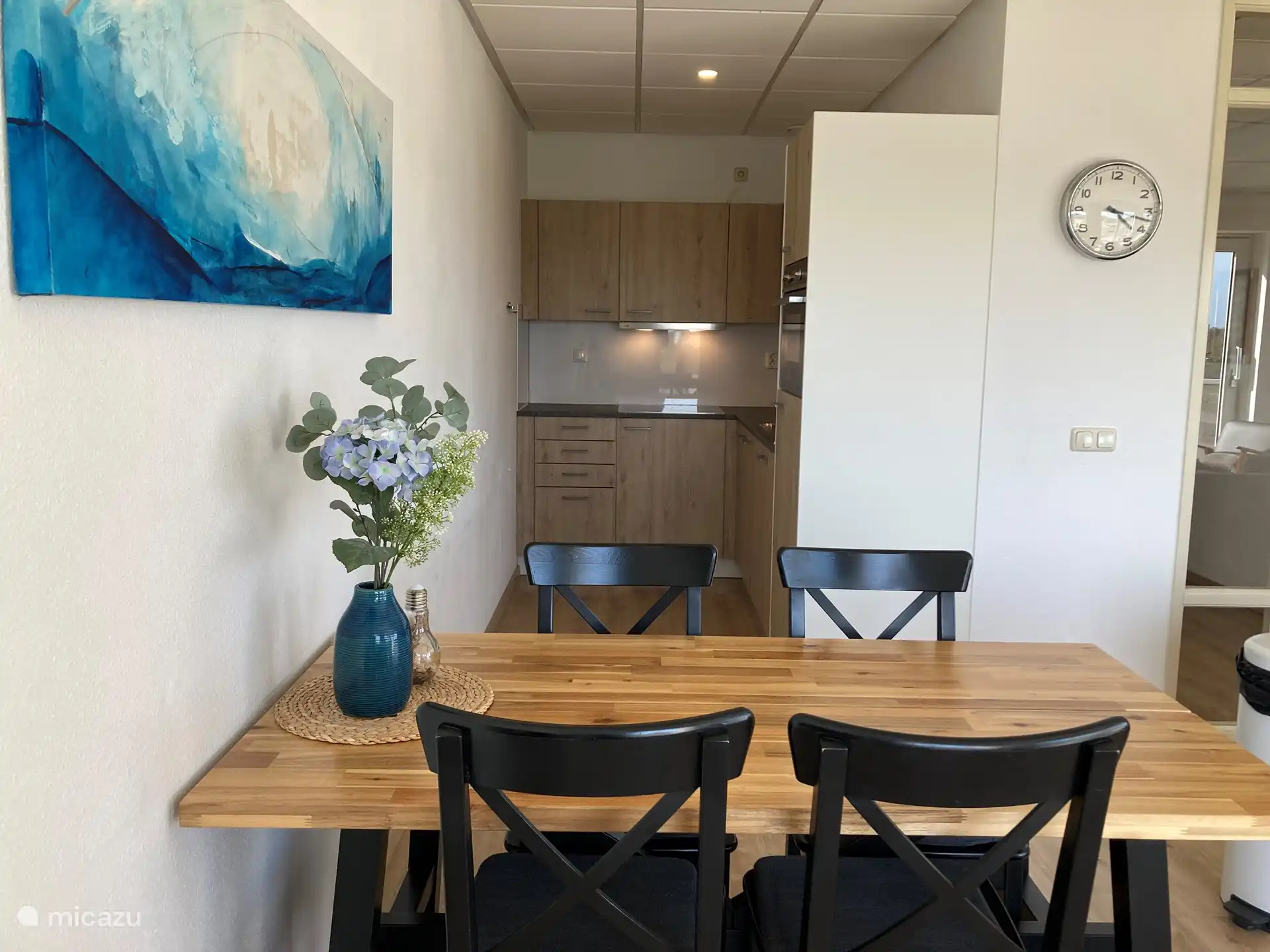 Cuisine (2024) avec plaques à induction, réfrigérateur avec congélateur, four combiné micro-ondes, lave-vaisselle. Diverses cafetières; Café Nespresso, Senseo et Filtre.