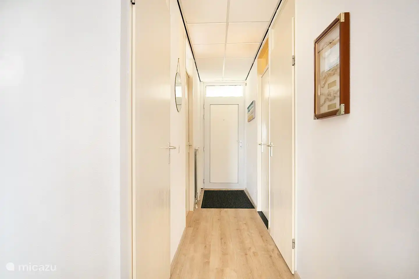 Hall vu du salon vers la porte d'entrée