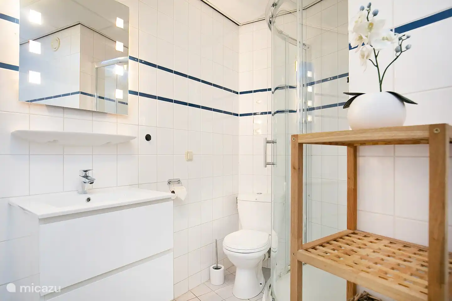 Meuble de salle de bain avec miroir chauffant, ne s'embue pas.