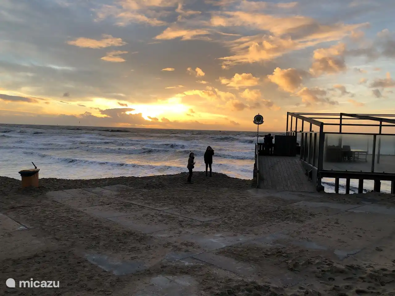 Plage de Zee van Tijd le site ensoleillé