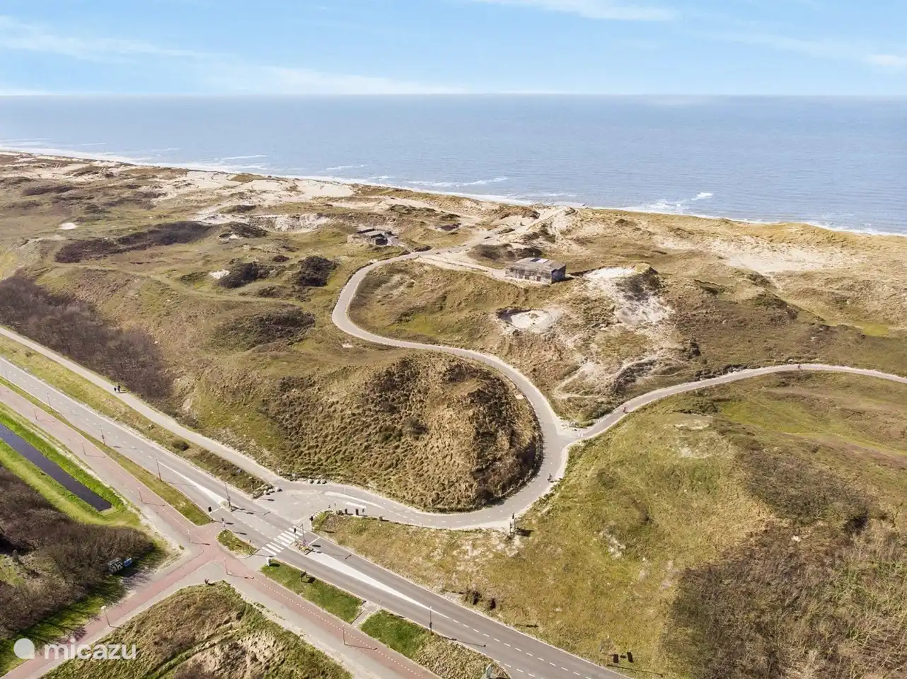 Plage de dunes et mer d'en haut