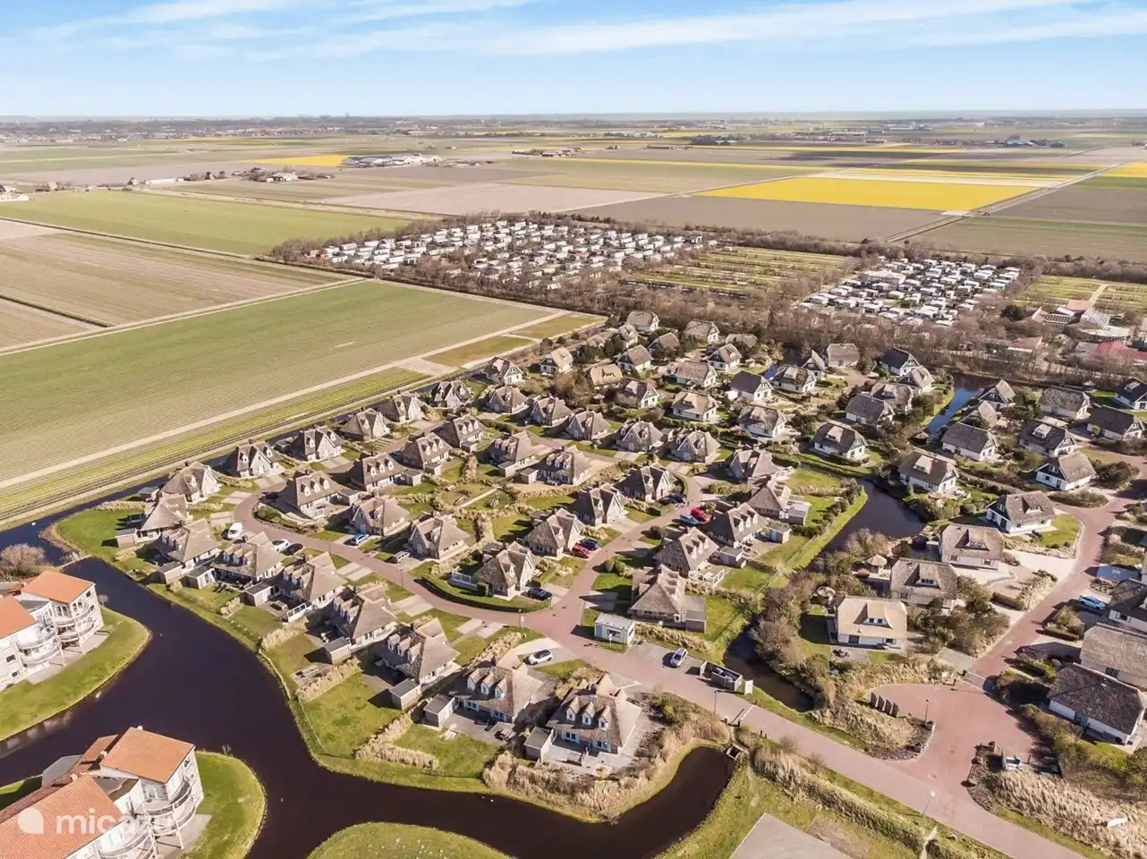 En bas à gauche, vous pouvez voir notre grand balcon et les champs de bulbes au loin