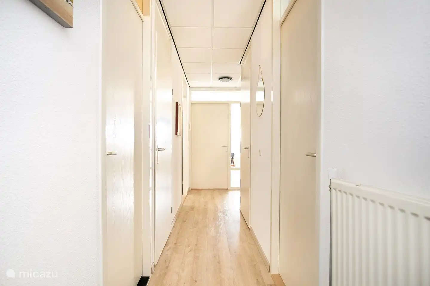 Hall vu de la porte d'entrée vers le salon.