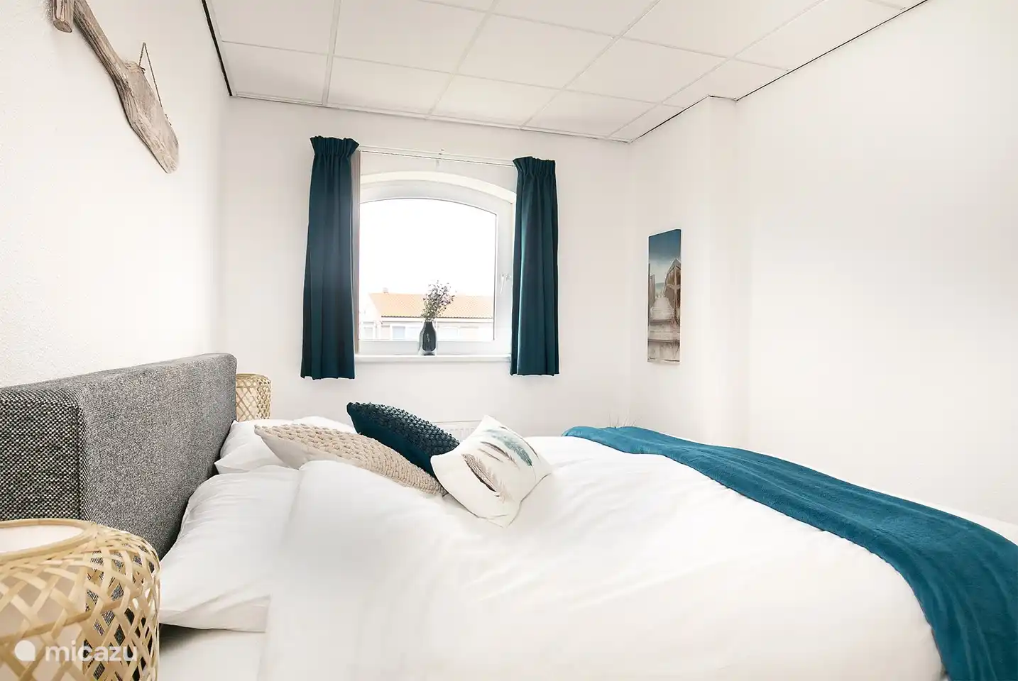 Chambre à coucher avec sommier à ressorts