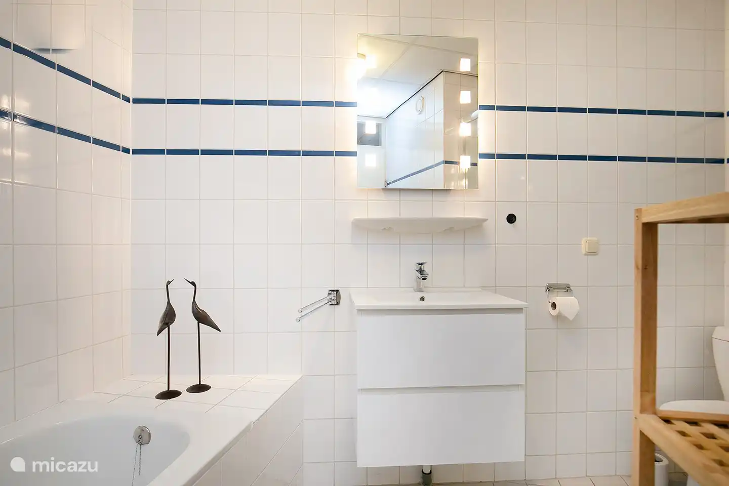 Salle de bain avec baignoire et cabine de douche séparée