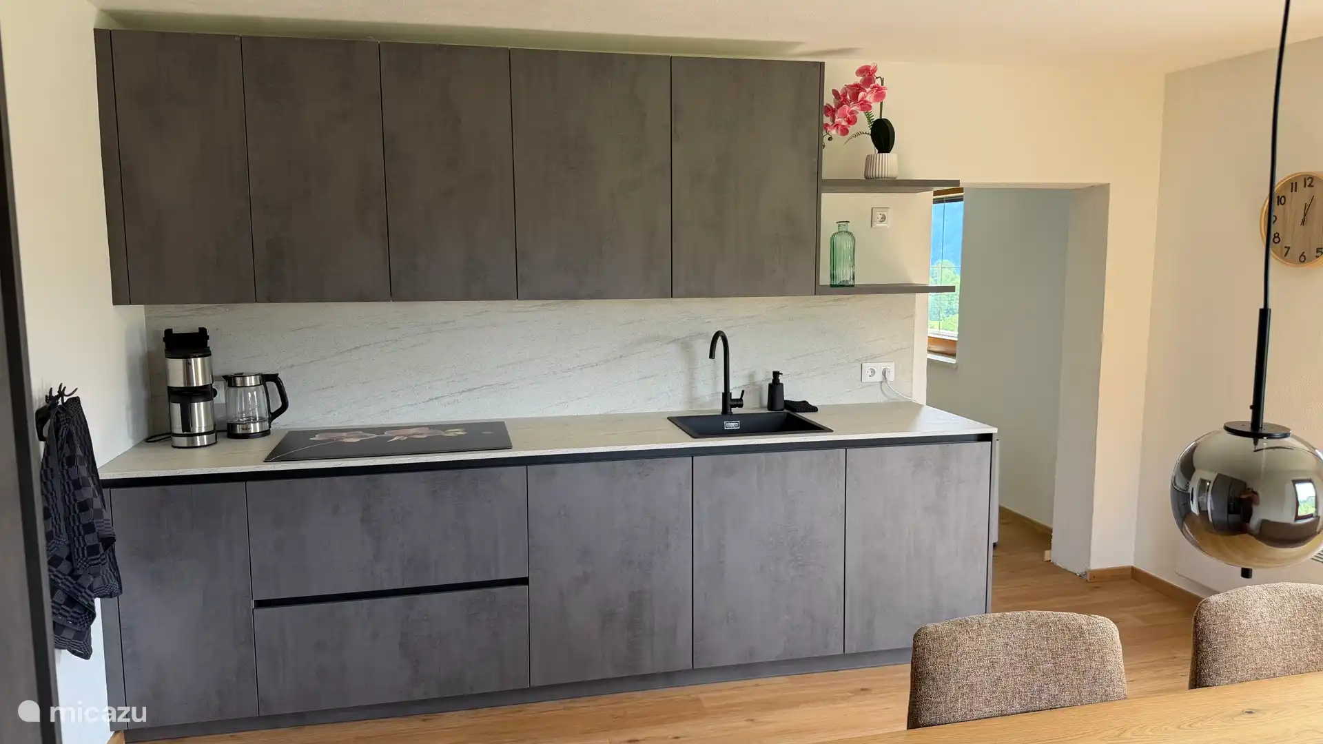 De nieuwe keuken met inductieplaat en afzuiging, vaatwasser, koelvriescombinatie en ruime eethoek, uit te breiden tot 10 personen 