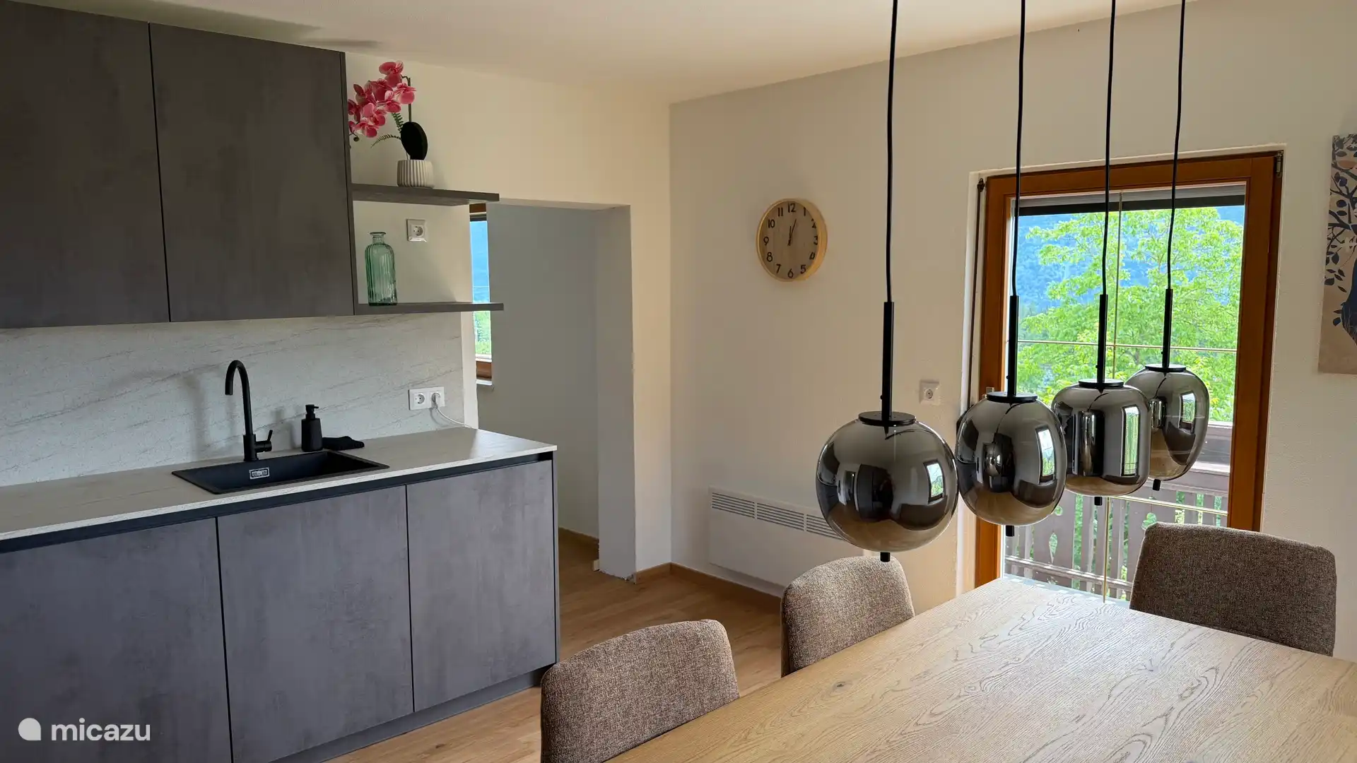 De nieuwe keuken met inductieplaat en afzuiging, vaatwasser, koelvriescombinatie en ruime eethoek, uit te breiden tot 10 personen