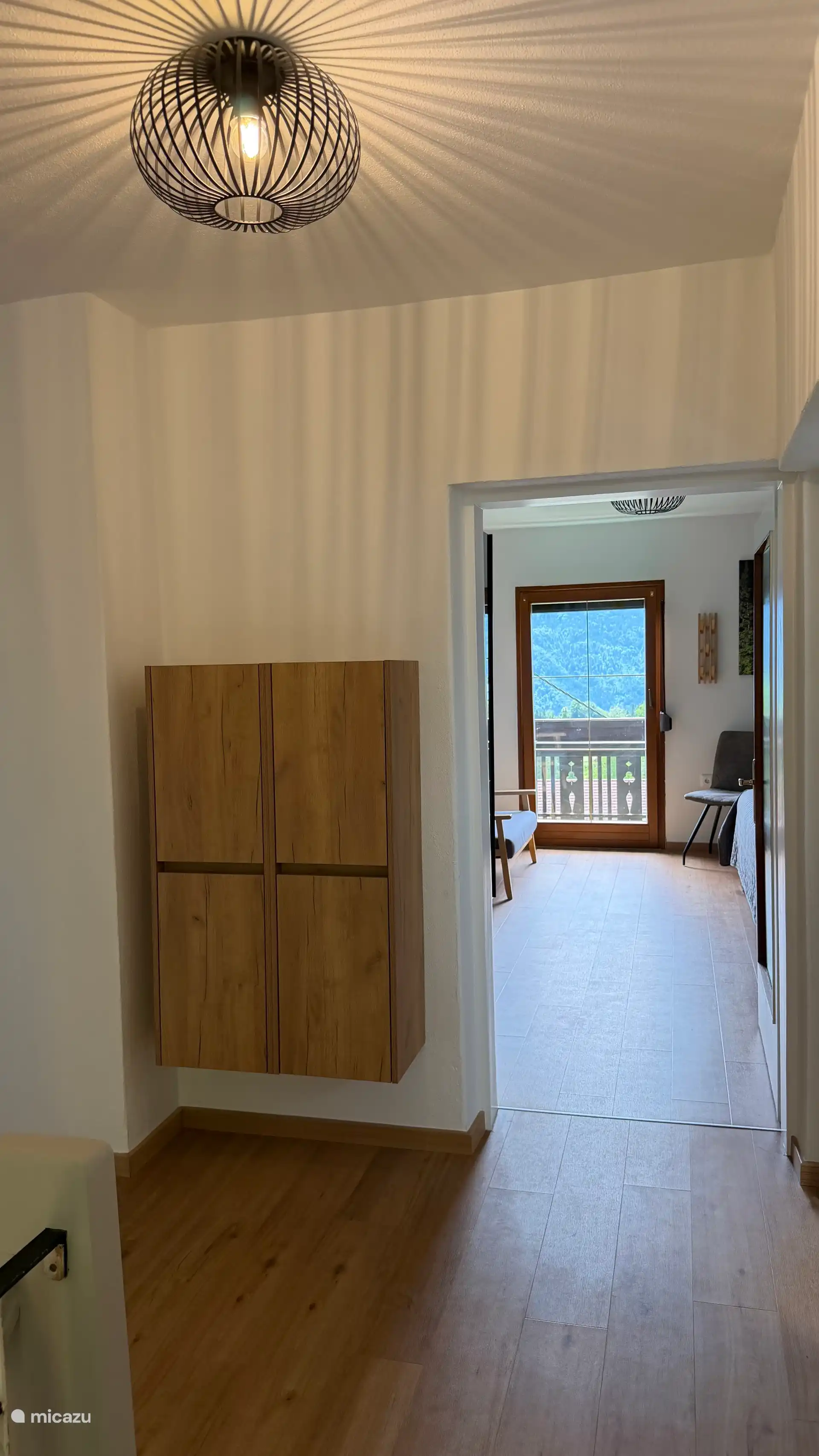 De overloop met zicht naar een slaapkamer 