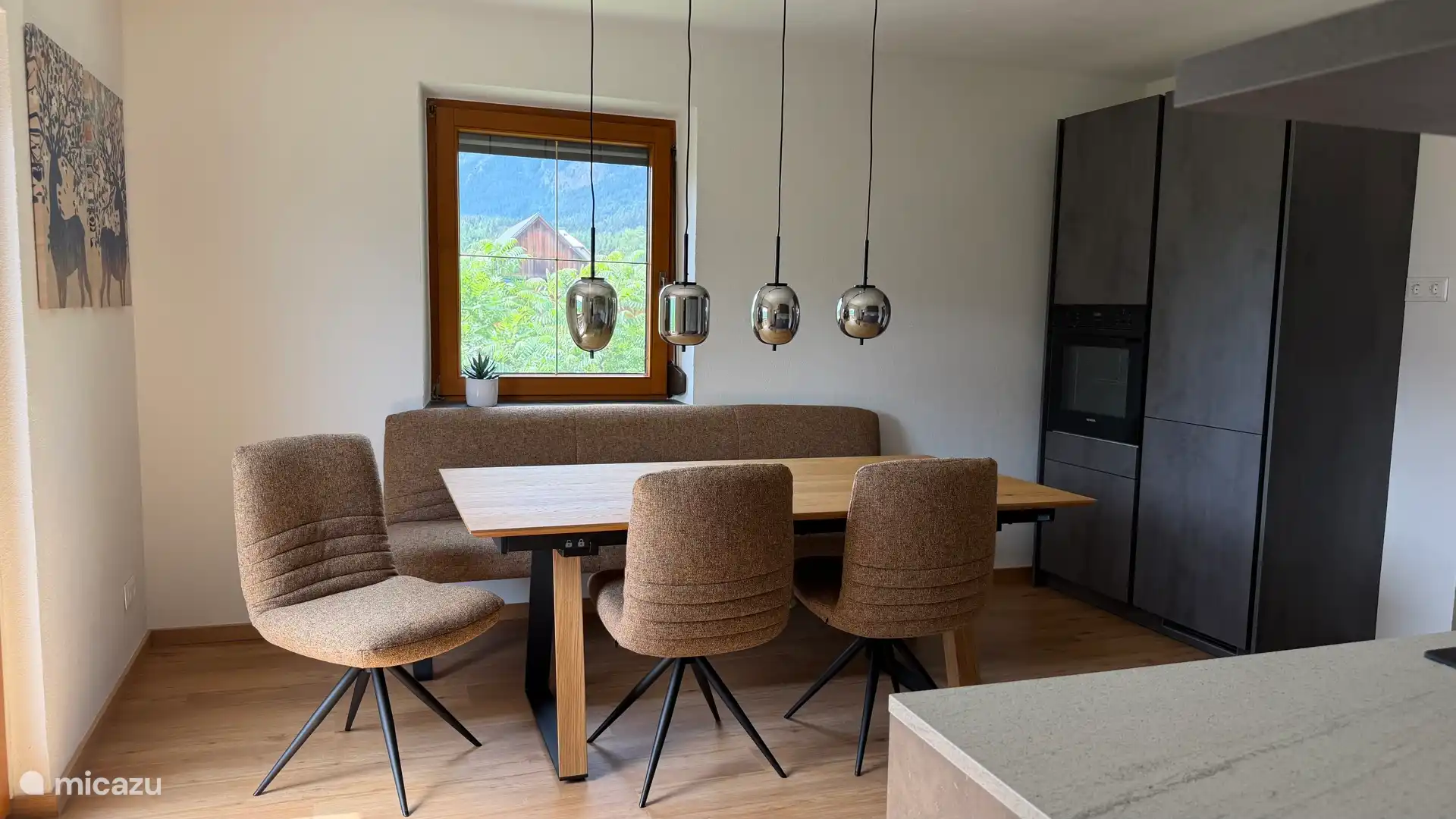 De nieuwe eethoek met rondom uitzicht naar de bergen van Italië, Karinthië en Slovenië