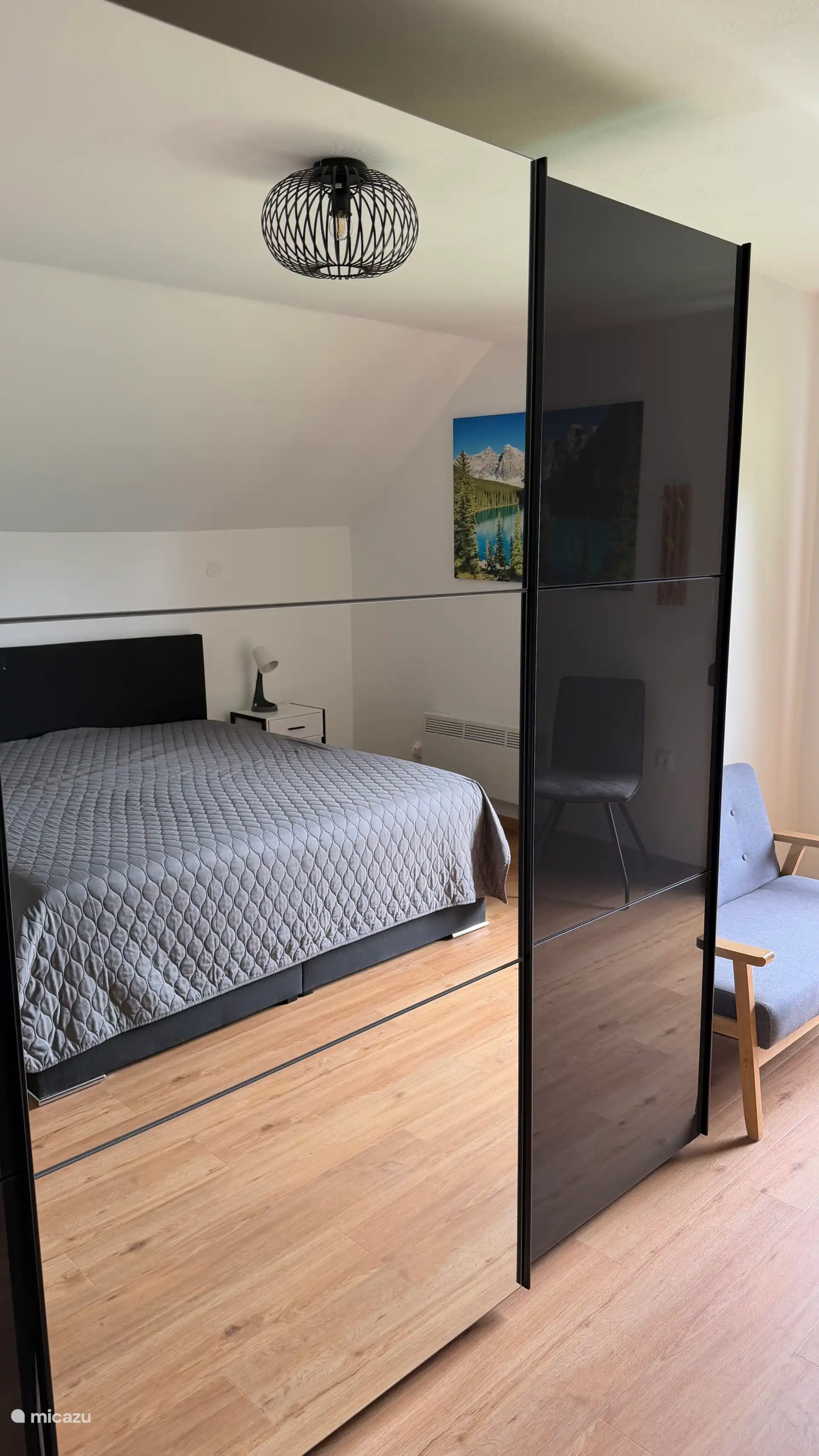 Ruime slaapkamer met boxspring 180 x 200 Grote ruime schuifdeuren kledingkast met balkon met zicht op de tuin, de Oostenrijkse, Italiaanse en Sloveense bergen