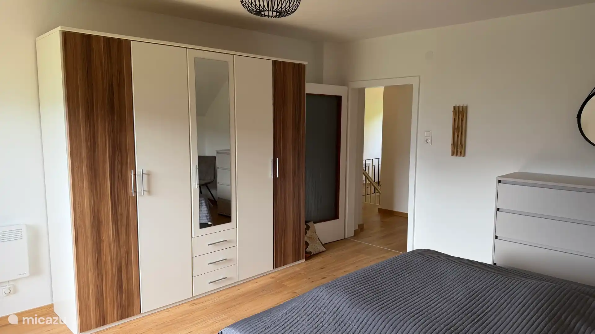 Ruime slaapkamer met boxspring 180 x 200 Grote ruime kledingkast, kamer met balkon met zicht op de tuin, de Oostenrijkse, Italiaanse en Sloveense bergen