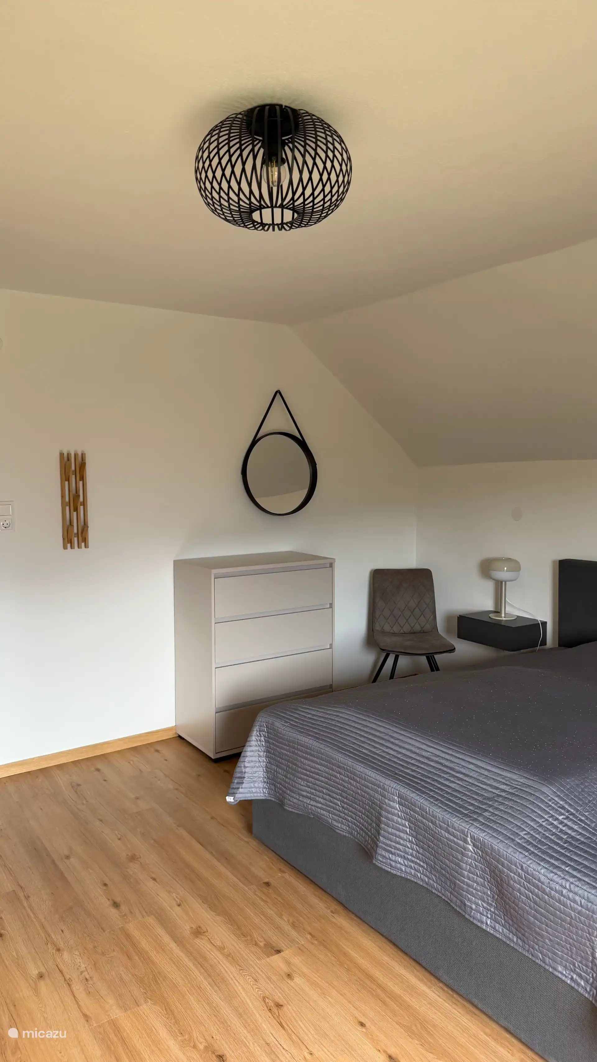 Ruime slaapkamer met boxspring 180 x 200 Grote ruime  kledingkast, kamer met balkon met zicht op de tuin, de Oostenrijkse, Italiaanse en Sloveense bergen