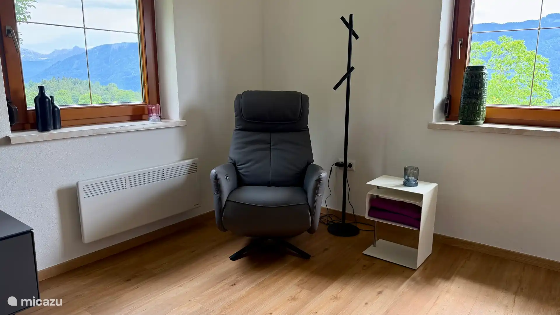 Het huis heeft een aparte woonkamer met een op maat gemaakte bank met verstelbare hoofdsteunen, televisie met Chromecast, en nog een relax / massage stoel met uitzicht naar Italië en Slovenië