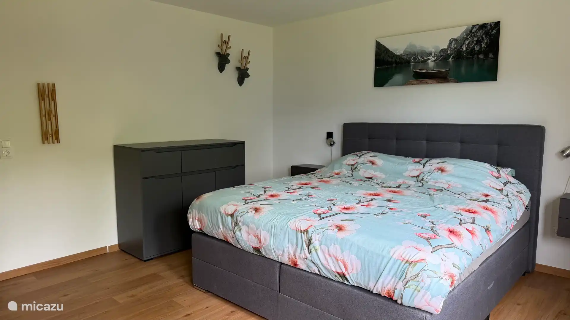 Op de begane grond is een grote slaapkamer met ruime boxspring van 180 x 200 en echtes hoog. Royale schuifdeuren kledingkast. Vanuit de slaapkamer heb je zicht op de tuin en de Julische Alpen