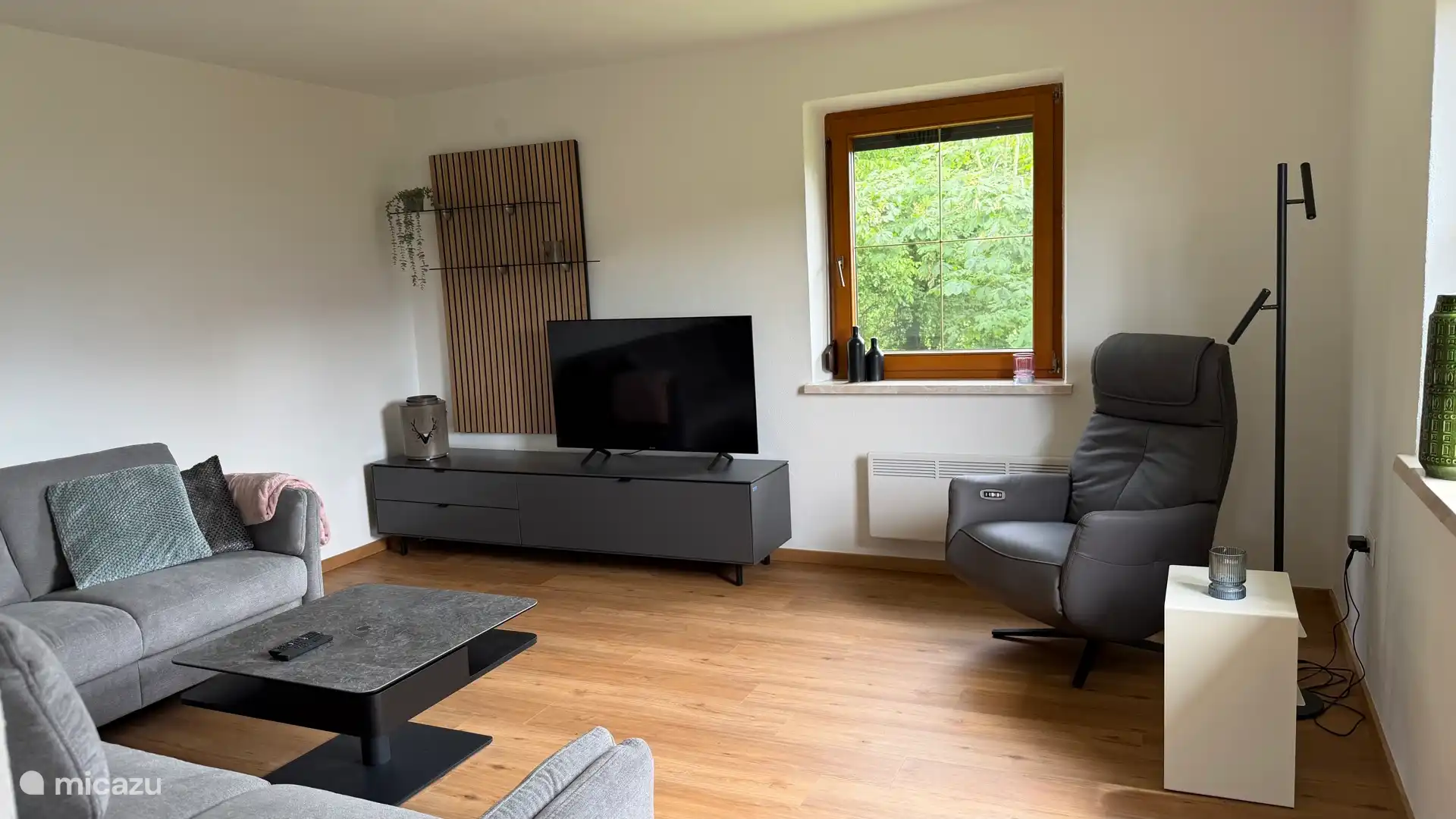 Het huis heeft een aparte woonkamer met een op maat gemaakte bank met verstelbare hoofdsteunen, televisie met Chromecast, en nog een relax / massage stoel met uitzicht naar Italië en Slovenië