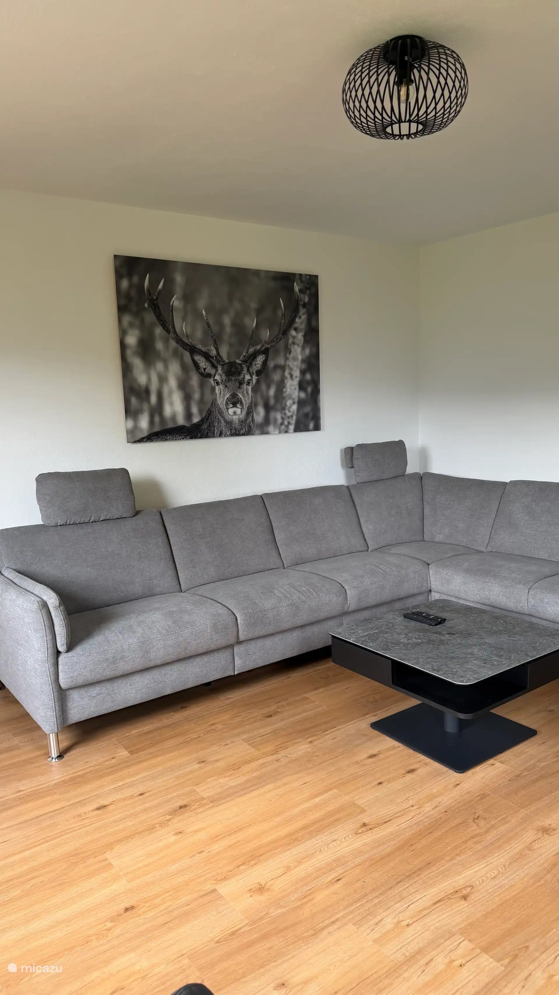 Het huis heeft een aparte woonkamer met een op maat gemaakte bank met verstelbare hoofdsteunen, televisie met Chromecast, en nog een relax / massage stoel met uitzicht naar Italië en Slovenië 