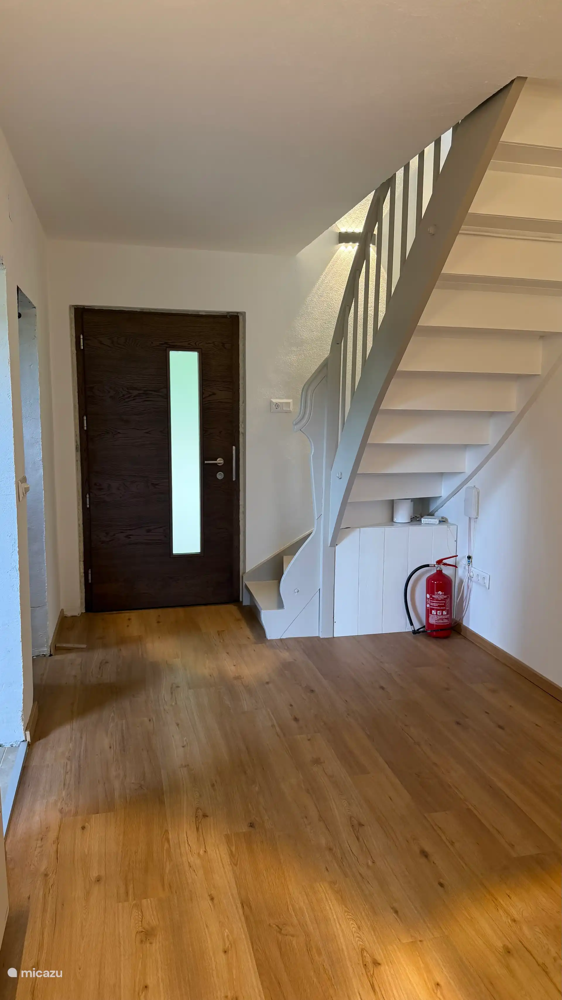 De hal met garderobe en nieuwe voordeur 