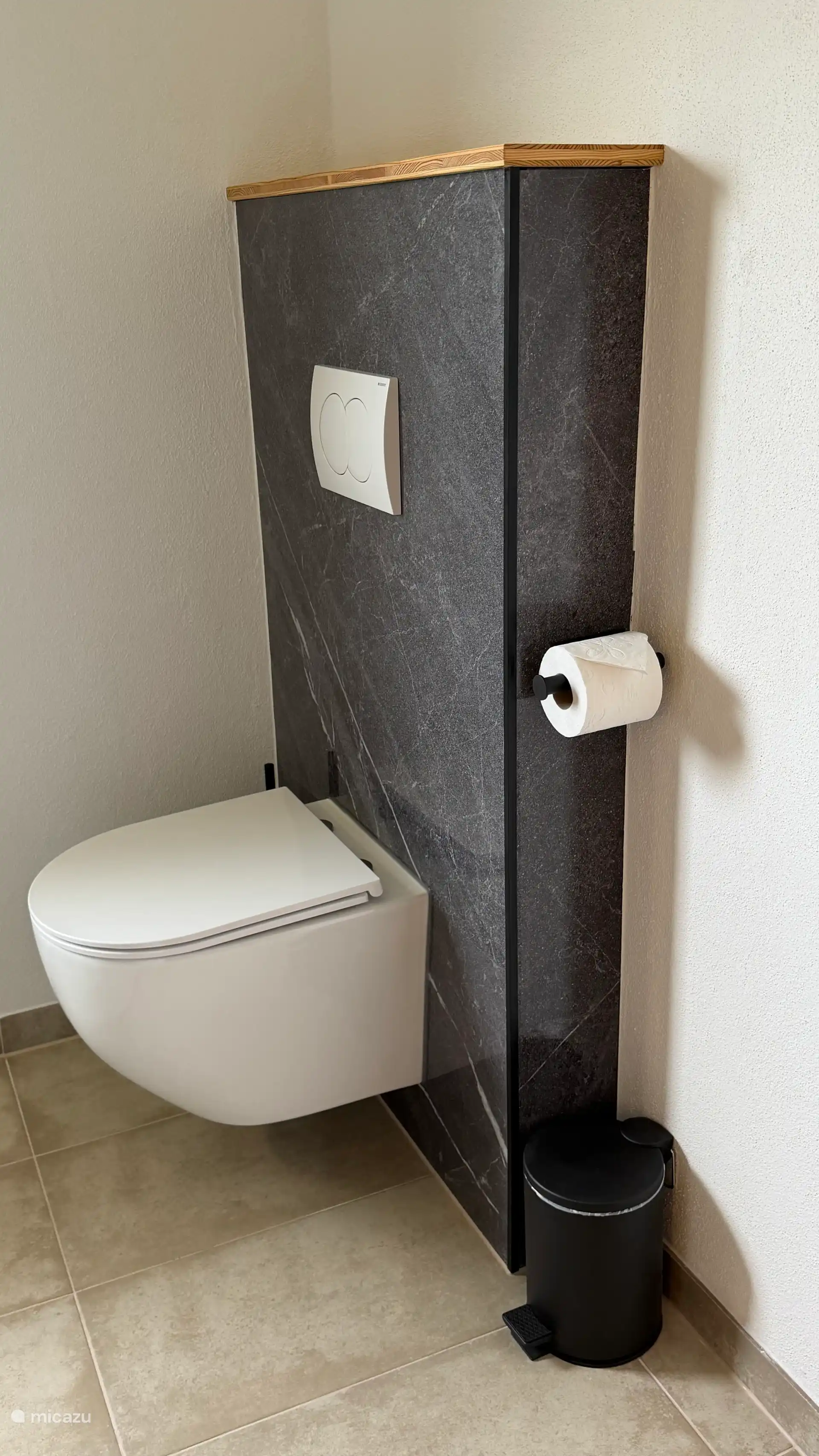 Beneden is nu ook een nieuwe badkamer met douche, toilet, badmeubel, met zicht naar buiten 