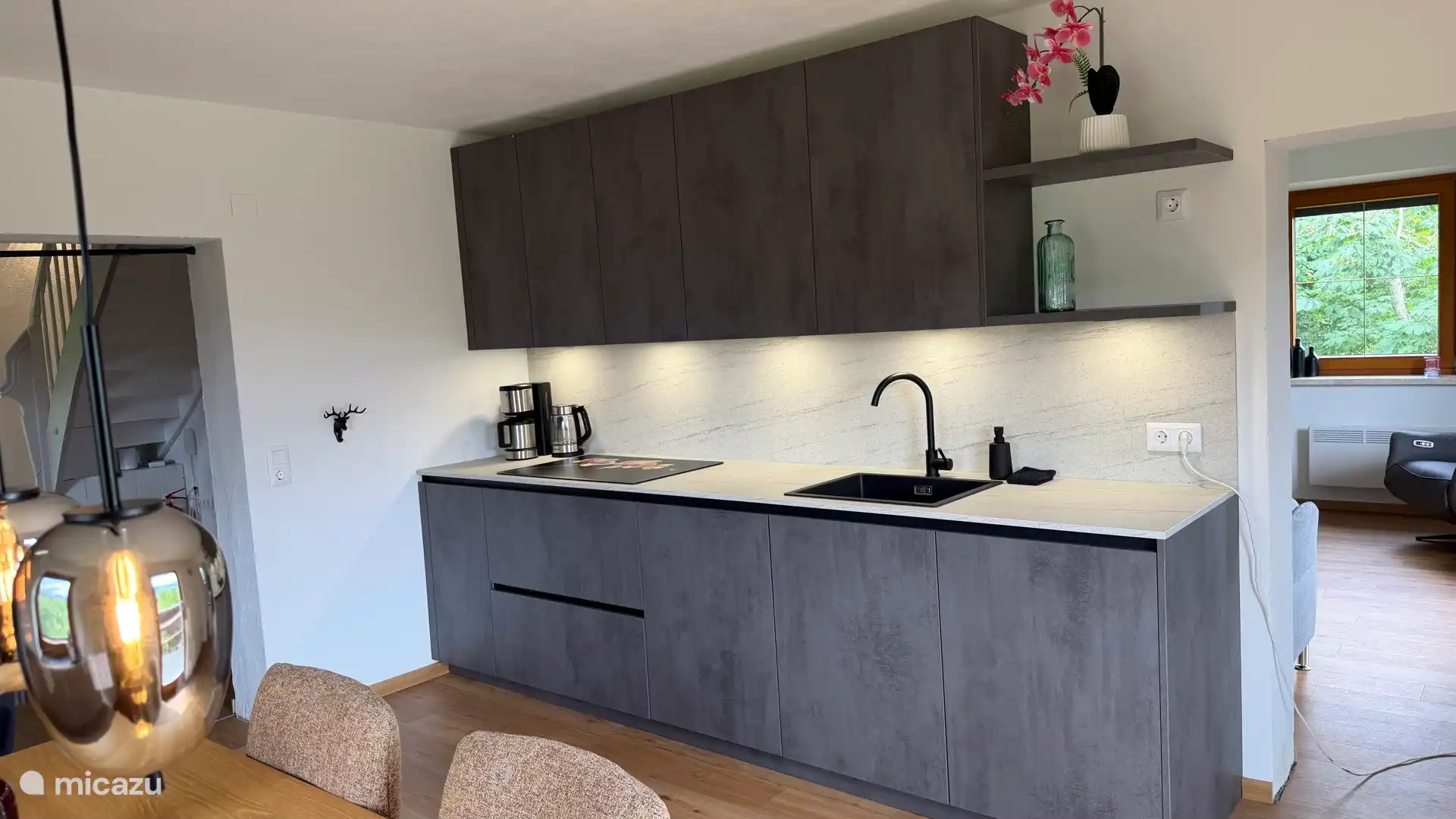 De nieuwe keuken met inductieplaat en afzuiging, vaatwasser, koelvriescombinatie en ruime eethoek, uit te breiden tot 10 personen