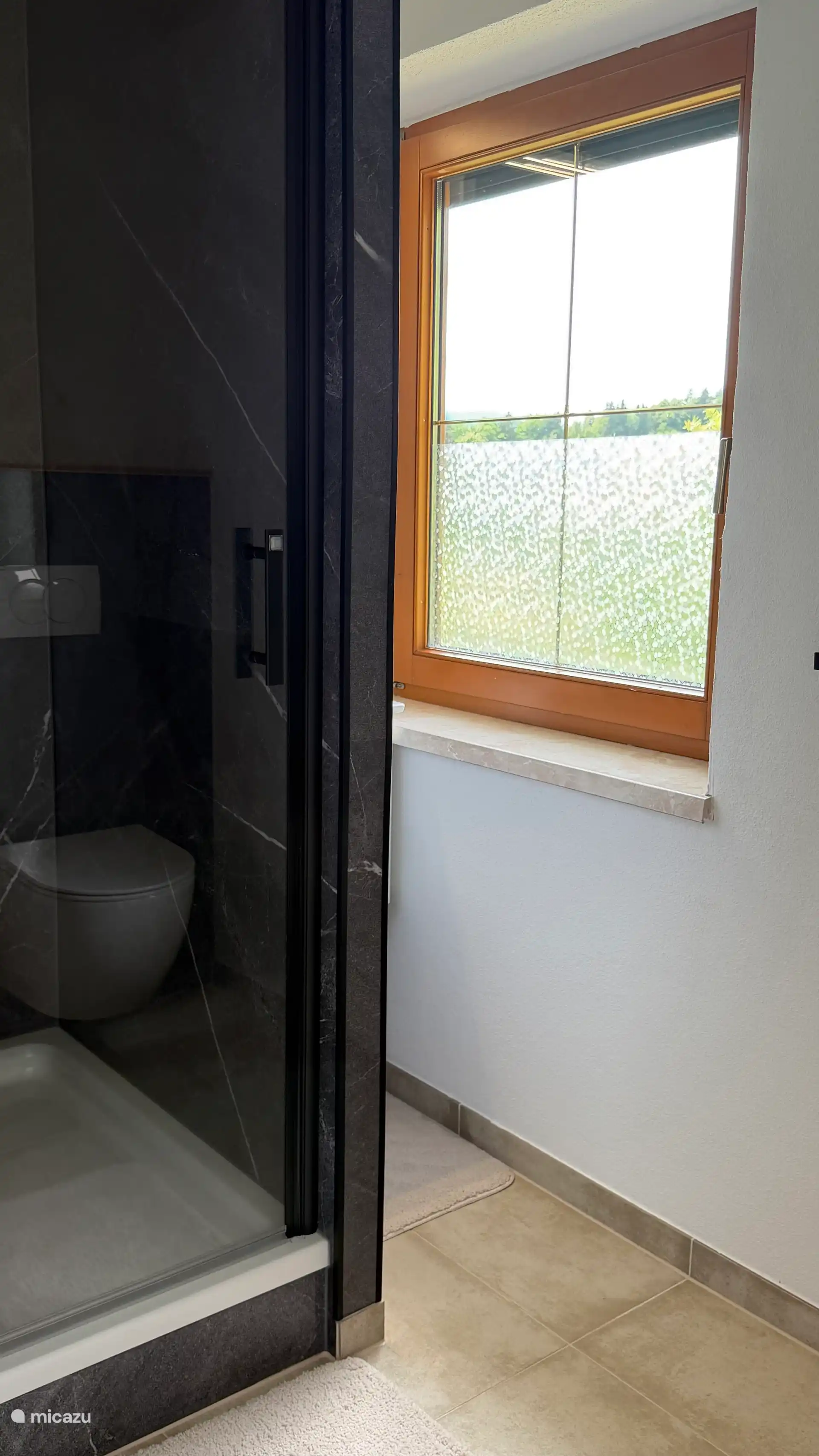 Beneden is nu ook een nieuwe badkamer met douche, toilet, badmeubel, met zicht naar buiten