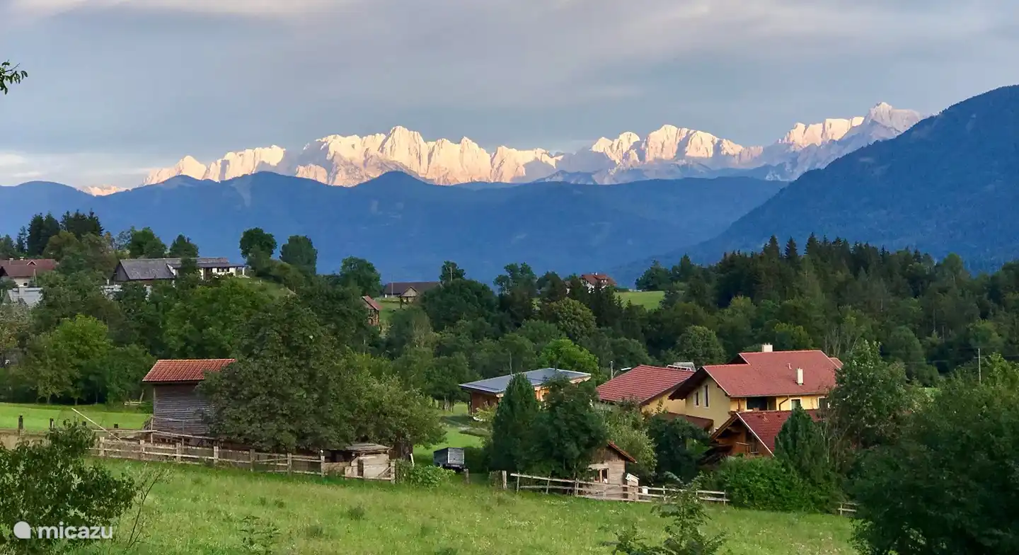Der Sonnenuntergang konzentrierte sich auf die Karawanken, die Julischen Alpen, Slowenien. Wunderschöne schroffe Berge