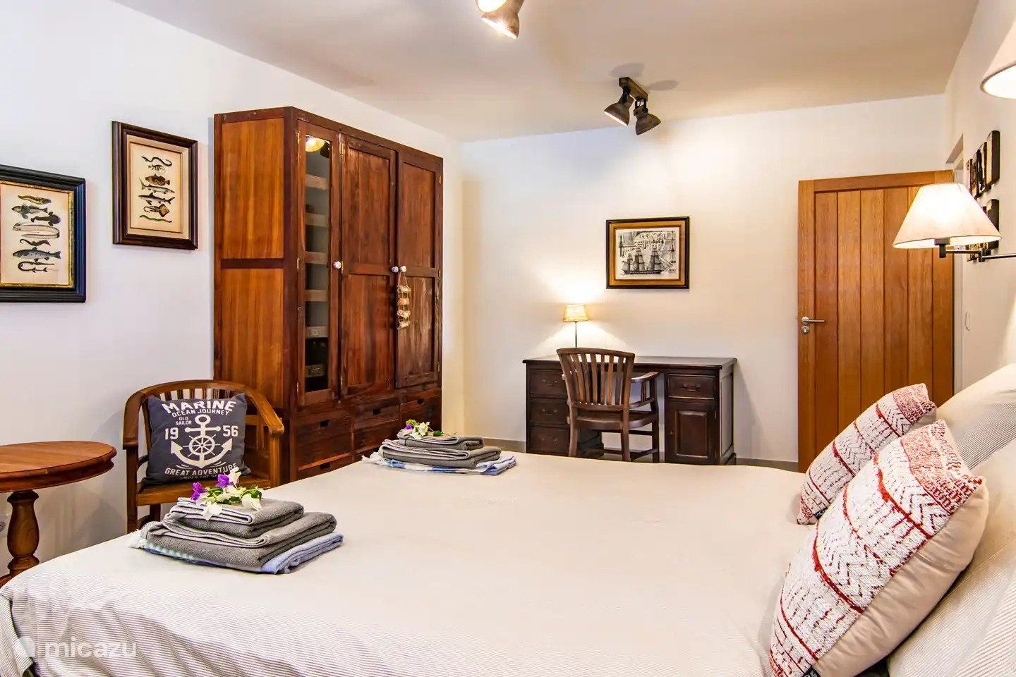 Dormitorio con lugar de trabajo