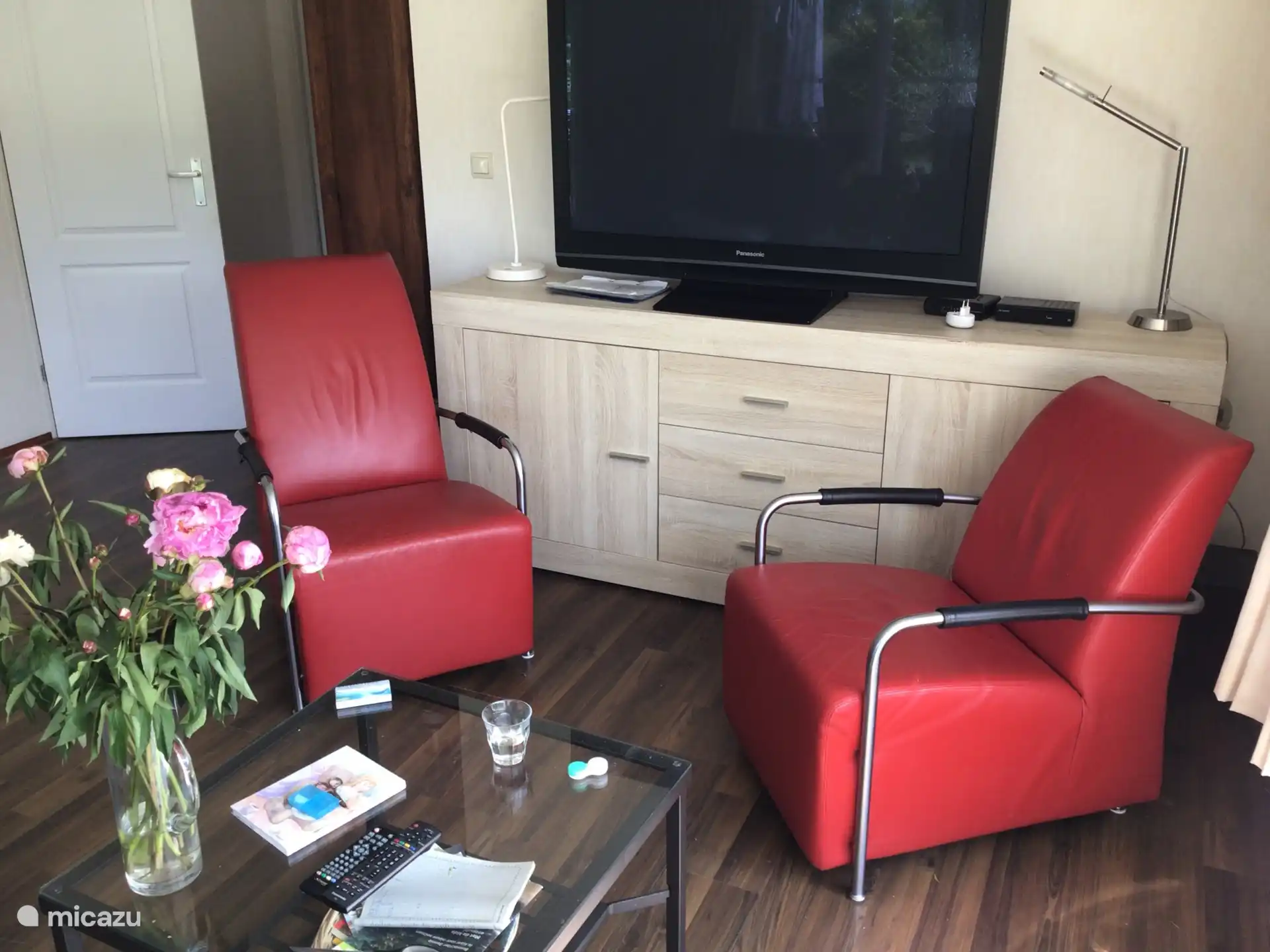 2 easy leather design armchairs (design Jean de Bouvrie) from which you can have a good look out at the garden and pond.