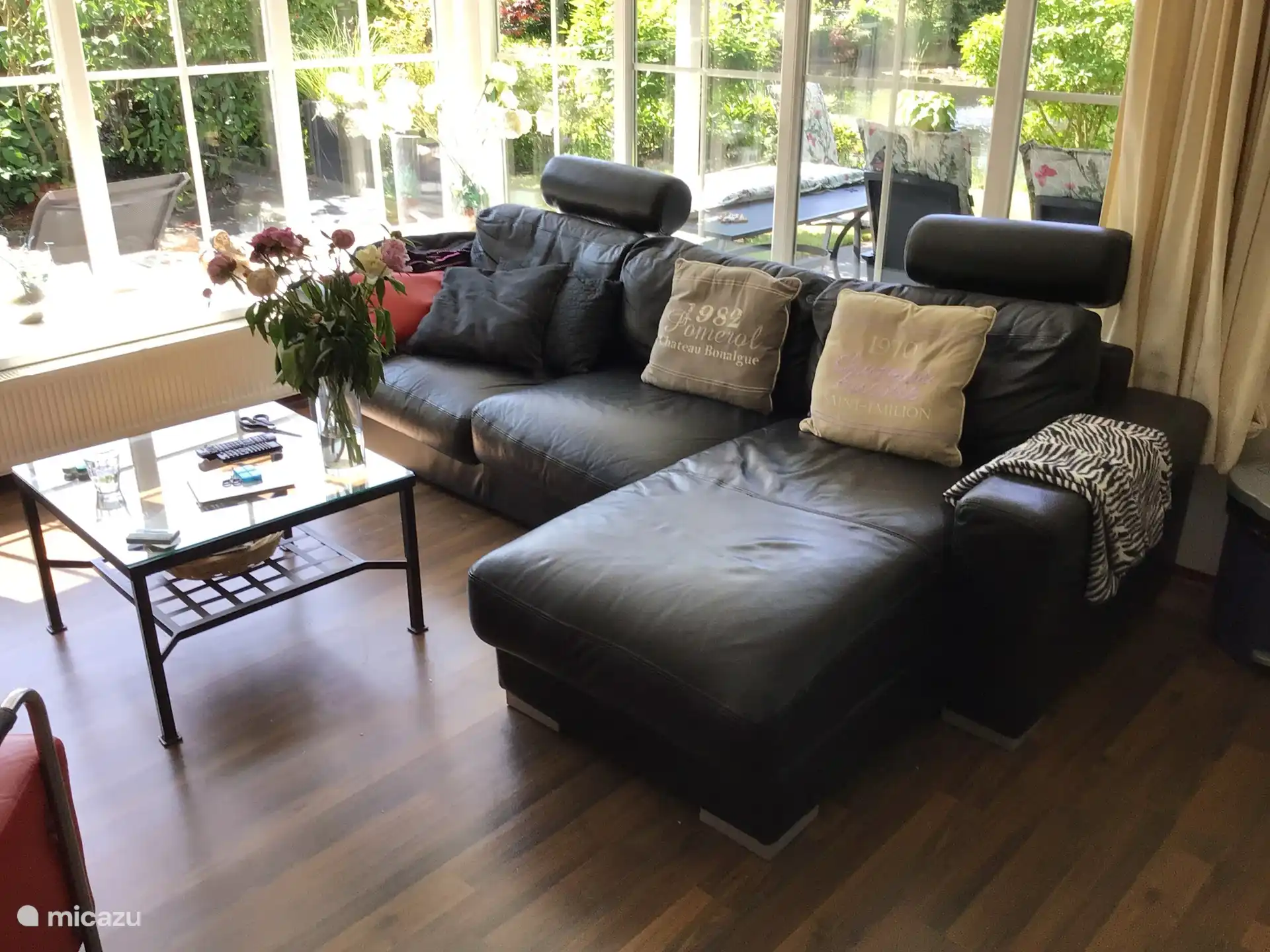 Lovely 3-person leather corner sofa to relax, is facing the TV. 