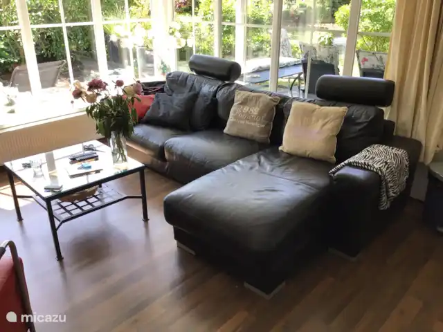 Casa Lara | Pays-Bas, Gueldre, Kootwijk - chalet Joli canapé d’angle en cuir 3 personnes pour se détendre, est face à la télévision.