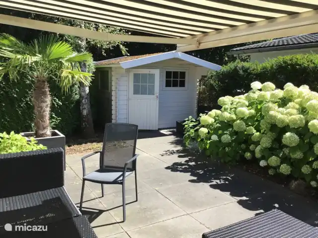 Casa Lara | Pays-Bas, Gueldre, Kootwijk - chalet Terrasse côté est avec un grand auvent fixe mobile