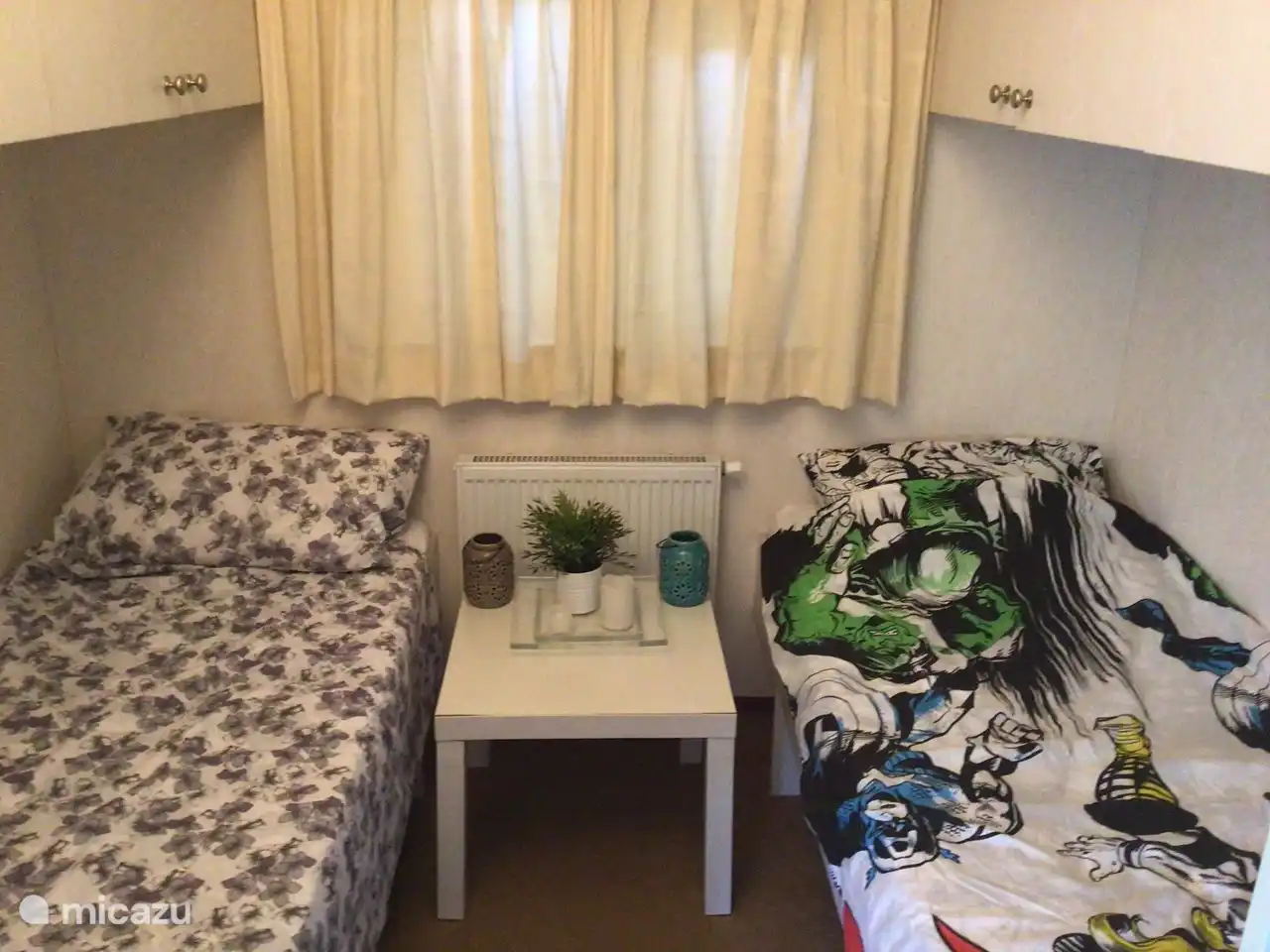 Bedroom with 2 single beds 